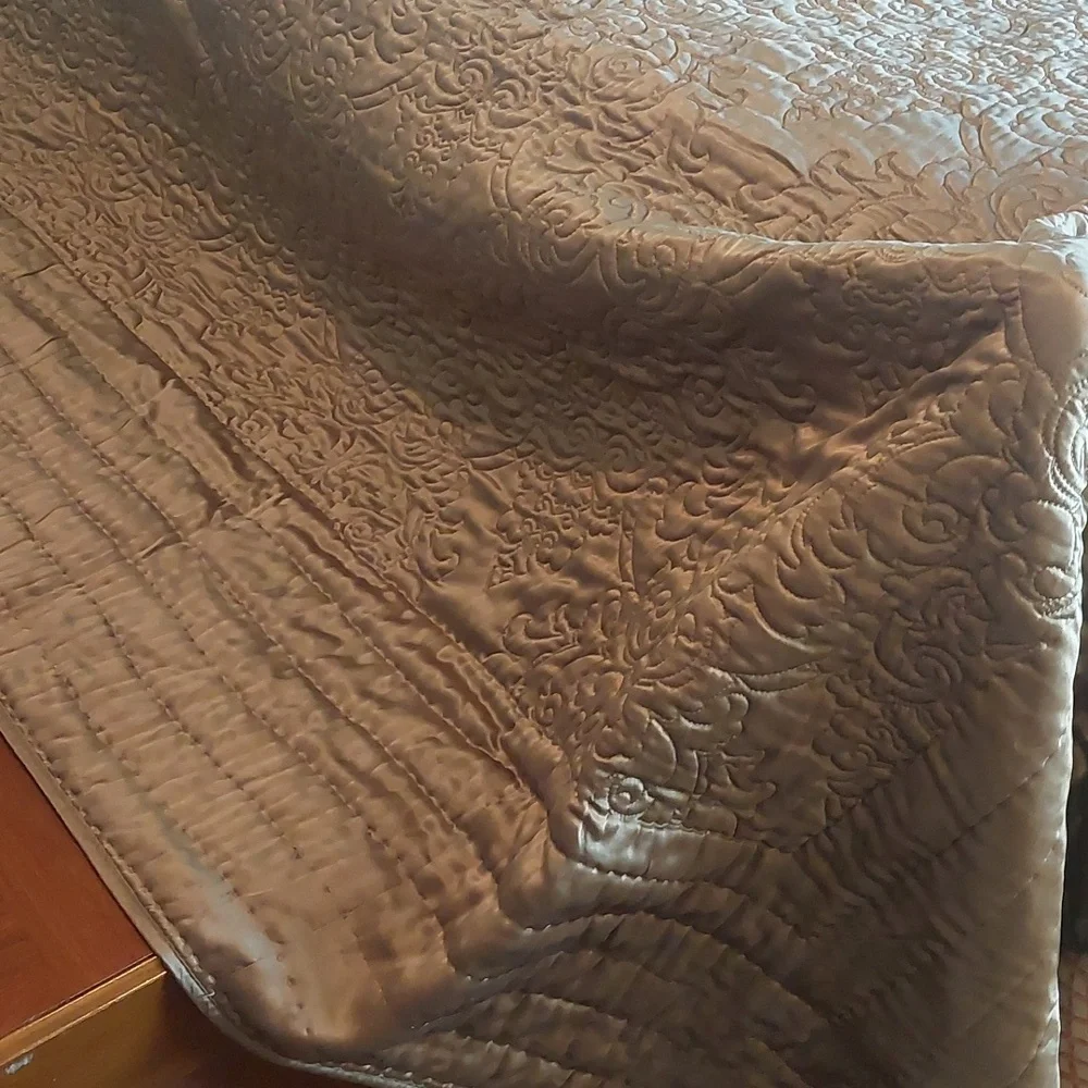 Queen size coverlet/ bedspread - Picture 2 of 7